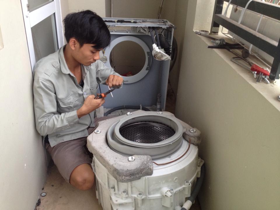 Nhân viên sửa chữa máy giặt chuyên nghiệp phục vụ khách hàng tận tình